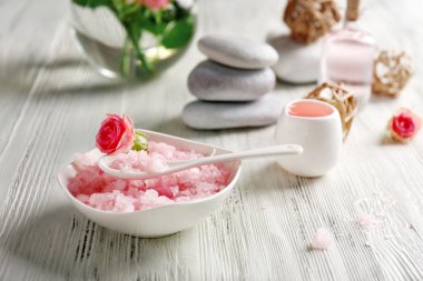 Çiçekler, tuz ve taşlar Beyaz ahşap arka plan, spa salonda hakkında kompozisyon