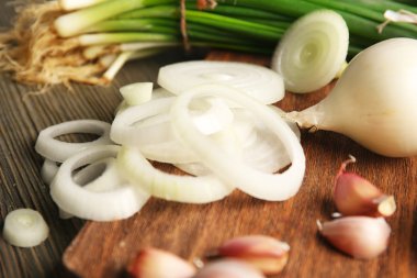 Soğan ve sarımsak ahşap arka plan üzerinde kompozisyon