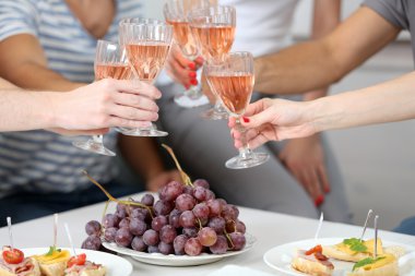 Arkadaşlar el ile gözlük şarap ve aperatifler, yakın çekim