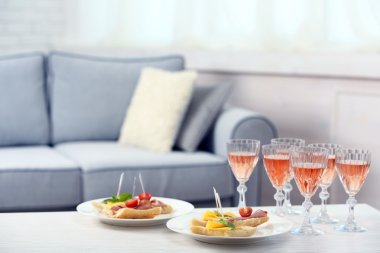 Evde yiyecek ve içecekler için arkadaşları ile tablo