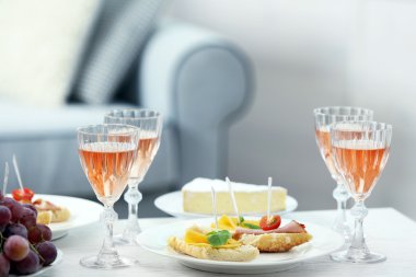 Evde yiyecek ve içecekler için arkadaşları ile tablo