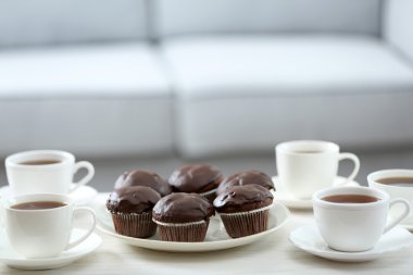 Evde yiyecek ve içecekler için arkadaşları ile tablo