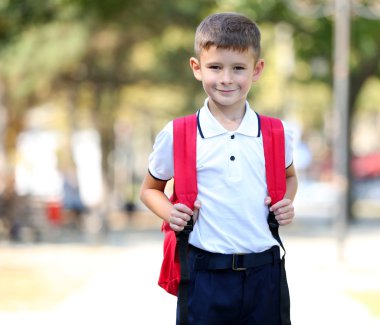 Okul çantası ile küçük çocuk