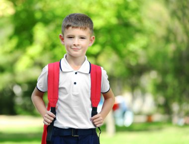 Okul çantası ile küçük çocuk