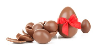 Beyaz üzerine izole edilmiş çikolatalı paskalya yumurtaları.