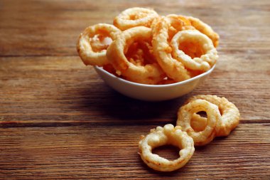 Yüzük ahşap arka plan üzerinde kase cips