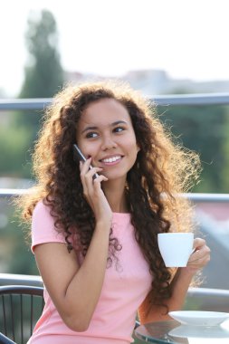 Cellphone tarafından konuşma ve kahve içme kadın