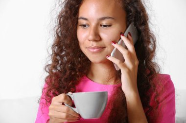 kahve ile cellphone tarafından bir kadın