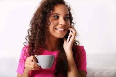 kahve ile cellphone tarafından bir kadın