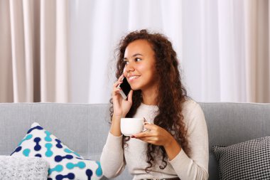  fincan kahve ile cellphone tarafından bir kadın