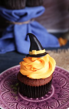 Cadılar Bayramı cupcake masada plaka üzerinde