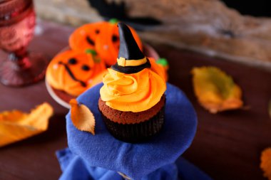 Cadılar Bayramı cupcake ve ahşap duvar zemin üzerine masada bisküvi