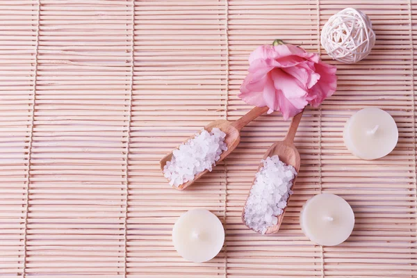Composición spa de velas, jabón, sal marina y flor sobre fondo de bambú — Foto de Stock