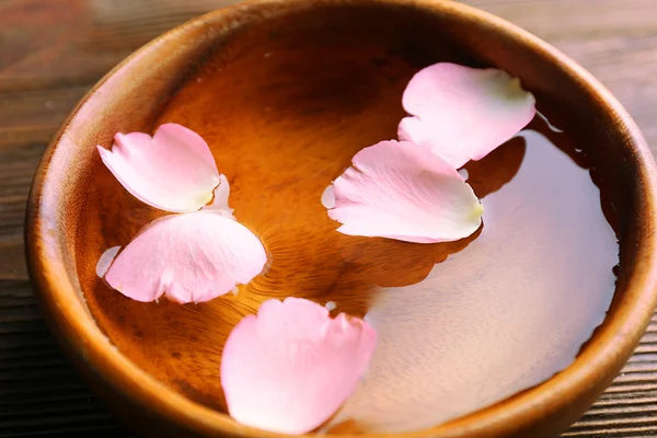 Pétalos de rosa en tazón de agua — Foto de Stock