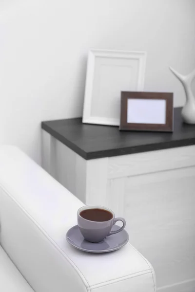 Xícara de café no sofá — Fotografia de Stock
