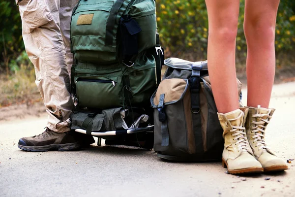 Tourists on  road near forest — Stock Photo, Image