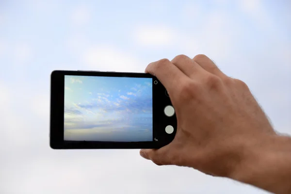 Hombre usando el teléfono inteligente para tomar fotos — Foto de Stock