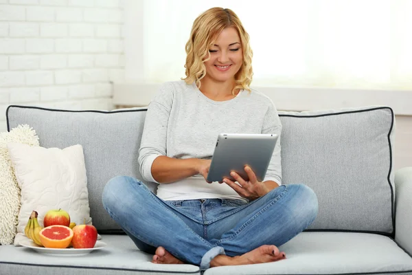 Mulher com frutas frescas e tablet digital — Fotografia de Stock