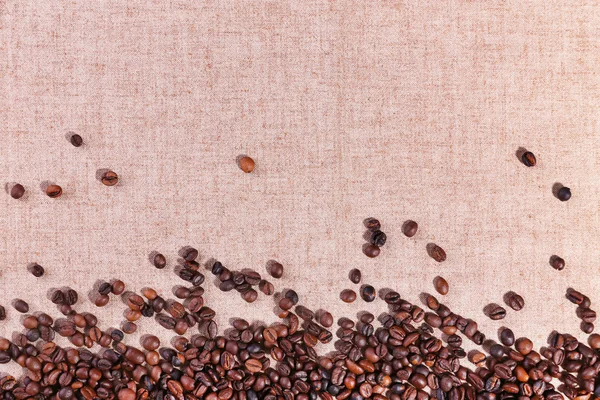 Roasted coffee beans on the linen fabric — Stock Photo, Image