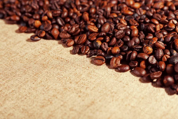 リネンの生地にコーヒー豆の焙煎 — ストック写真