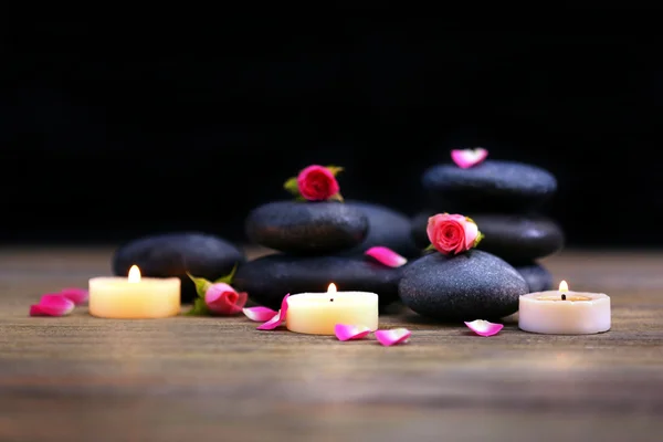 Pedras de spa e velas — Fotografia de Stock