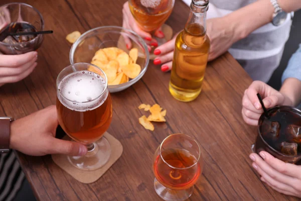 Vista sobre amigos tomando bebidas alcoólicas no bar, close-up — Fotografia de Stock