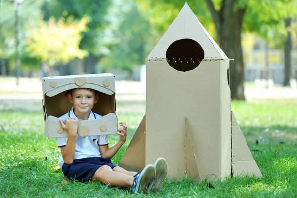 Funny boy i kartong hjälm — Stockfoto