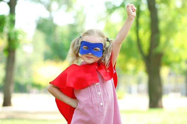 Süper kahraman parkta küçük kız — Stok fotoğraf