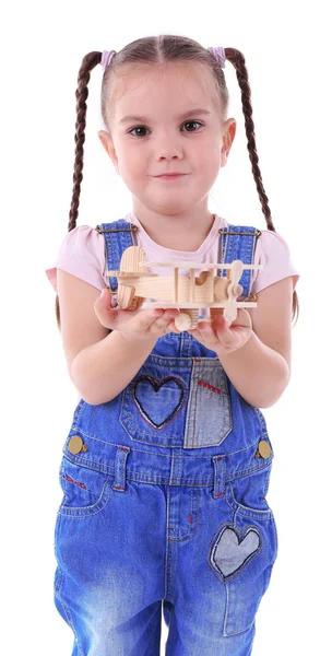Маленькая девочка играет с деревянным самолетом — стоковое фото