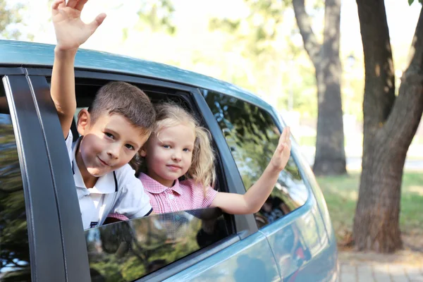 Улыбающиеся дети в машине — стоковое фото