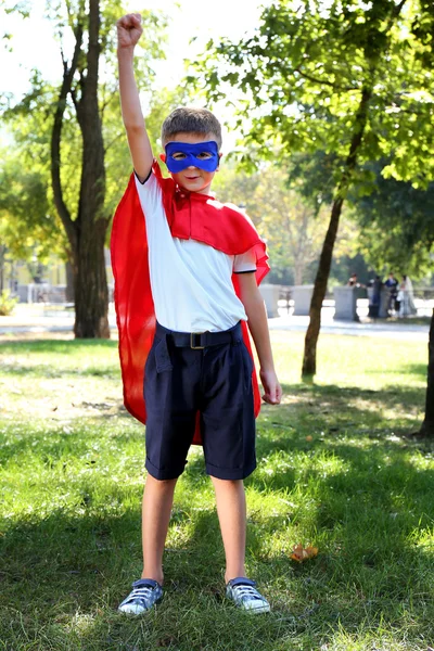 Menino vestido de super-herói — Fotografia de Stock