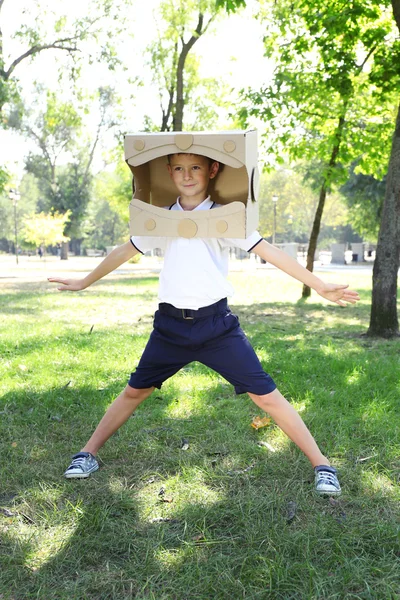 Karton kask içinde komik çocuk — Stok fotoğraf