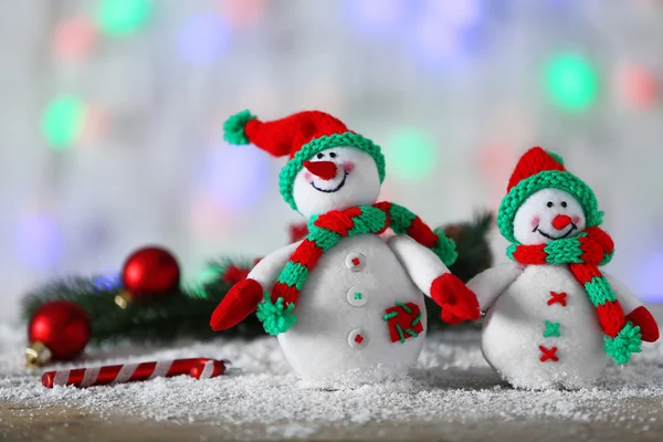 Niedlichen Schneemänner auf Weihnachten Hintergrund — Stockfoto