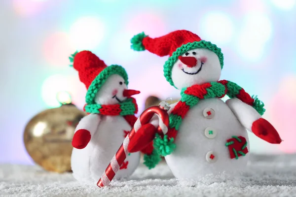 Schattig sneeuwmannen op Kerstmis achtergrond — Stockfoto