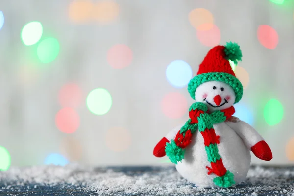 Bonhomme de neige mignon sur fond de Noël — Photo