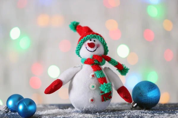 Милый снеговик на рождественском фоне — стоковое фото
