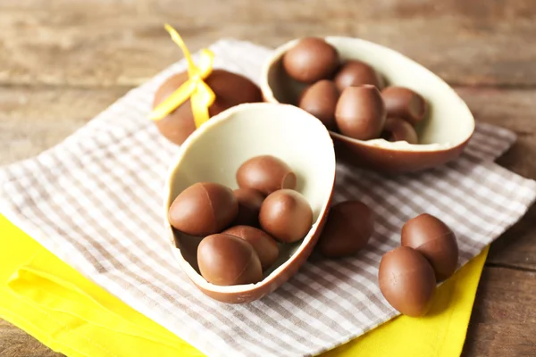 Čokoládové velikonoční vejce na dřevěném pozadí — Stock fotografie