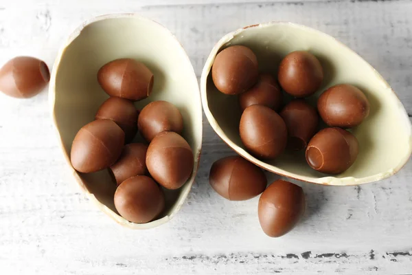 Σοκολάτα πασχαλινά αυγά σε λευκό ξύλινο φόντο — Φωτογραφία Αρχείου