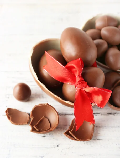 Čokoládové velikonoční vejce na bílém dřevěném pozadí — Stock fotografie