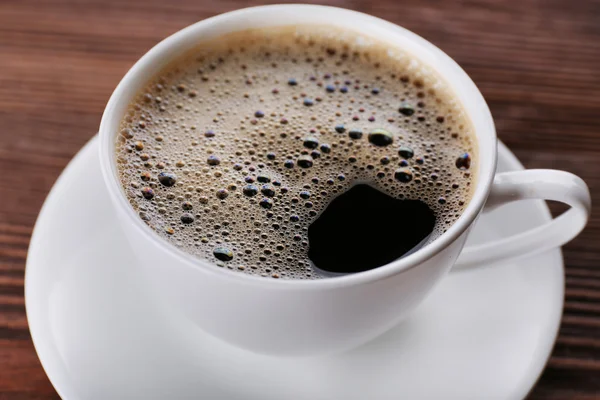 Xícara de café em fundo de madeira — Fotografia de Stock