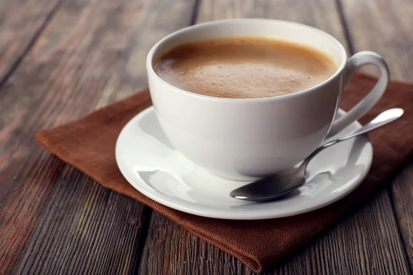 Taza de café en servilleta marrón primer plano — Foto de Stock