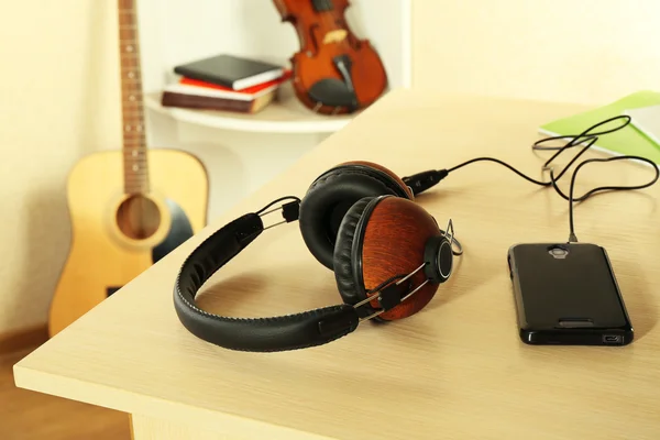 Écouteurs et matériel musical dans la chambre — Photo