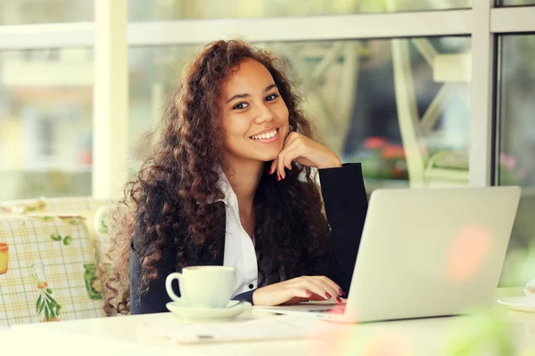 Jovem mulher de negócios com laptop — Fotografia de Stock