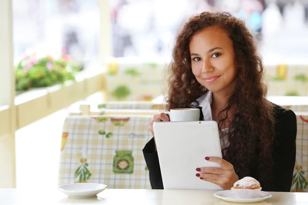 Donna d'affari con tablet bianco — Foto Stock