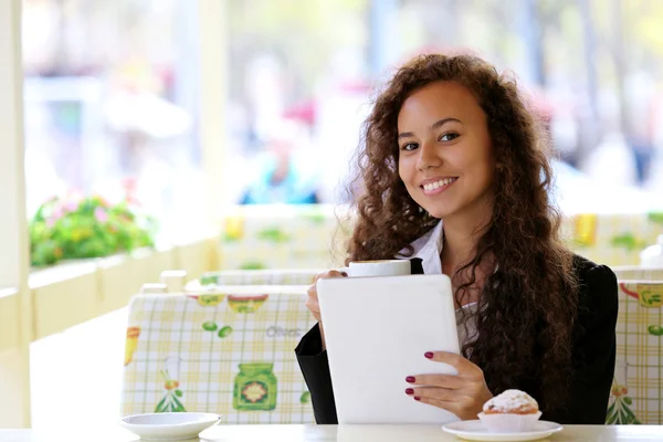 Mulher de negócios com tablet branco — Fotografia de Stock