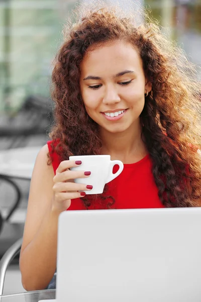 Hübsche Geschäftsfrau mit Laptop — Stockfoto