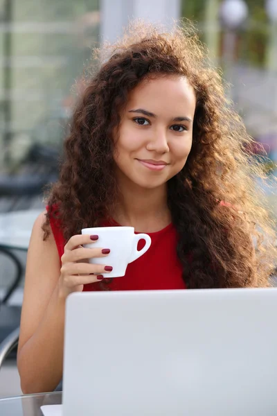 Bella donna d'affari con computer portatile — Foto Stock