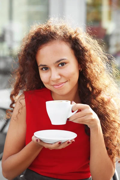Jeune jolie femme boire du café — Photo