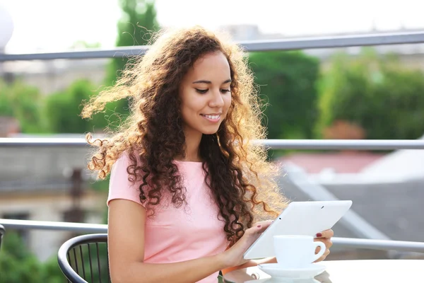 Belle jeune femme avec tablette — Photo