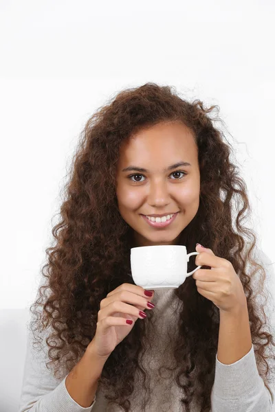 Giovane bella donna bere caffè — Foto Stock